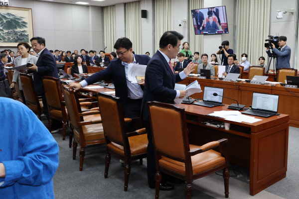 25일 오전 서울 여의도 국회에서 열린 국회 운영위원회 전체회의에서 국민의힘 배준영 간사를 비롯한 여당 의원들이 야당이 일방적으로 법안을 상정했다고 항의한 뒤 퇴장하고 있다. 연합뉴스