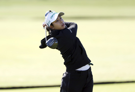 Patty Tavatanakit hits a tee shot on the second hole during the second round of the Women's British Open in St Andrews, Scotland on Aug. 23. [AP/YONHAP]