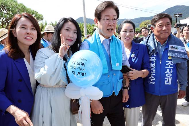 지난 24일 오전 전남 곡성군 곡성읍 곡성군민회관 앞에서 이재명 더불어민주당 대표가 지지자들과 사진을 찍고 있다. 연합뉴스