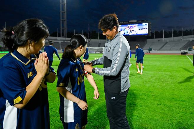 퀸컵 선수단 주장에게 완장을 채워주는 김도균 감독. 서울 이랜드 FC