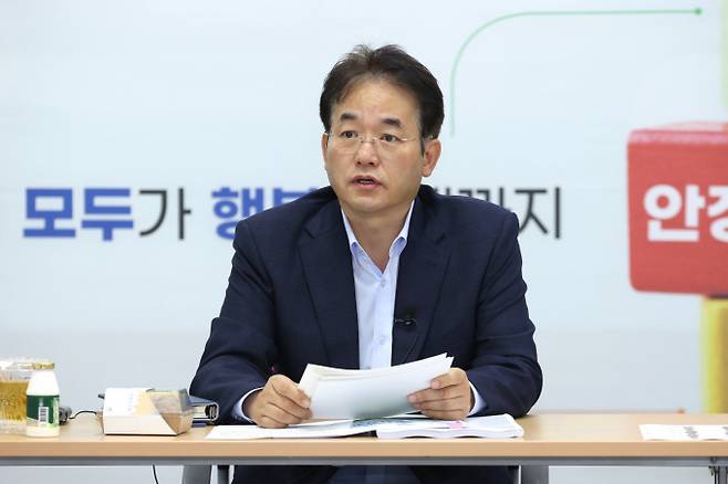 이동환 고양특례시장이 25일 간부회의에서 글로벌 대형 공연 거점 육성에 관한 토론을 하고 있다. /사진제공=고양특례시