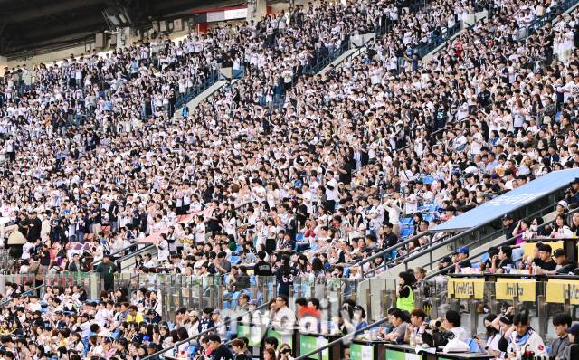 2024년 5월 17일 서울 잠실야구장에서 진행된 '2024 신한 SOL 뱅크 KBO 리그' 롯데-두산의 경기.만원 관중을 기록한 잠실야구장에서 두산 팬들이 열정적인 응원을 펼치고 있다./마이데일리