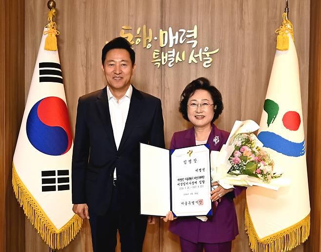 오세훈 서울시장이 이명선 신임 서울시여성가족재단 이사장에게 임명장을 수여하고 있다.[서울시 제공]