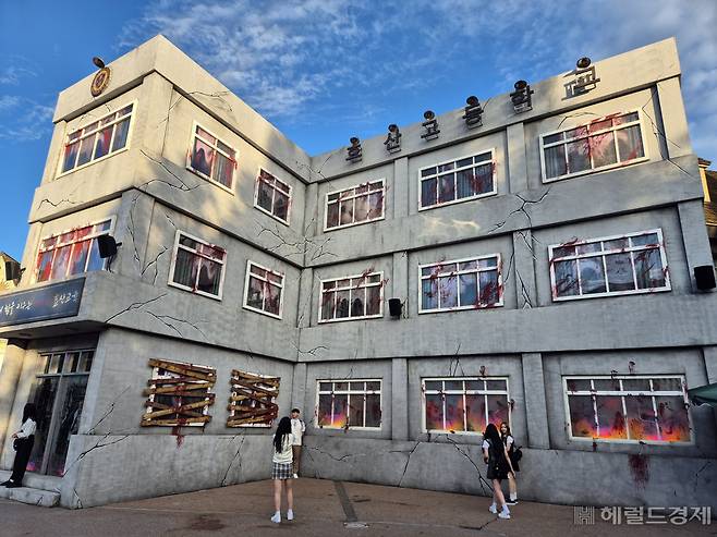 에버랜드가 블러드시티에 재현한 넷플릭스 시리즈 ‘지금 우리 학교는’ 속 효산고 건물. 용인=김현일 기자
