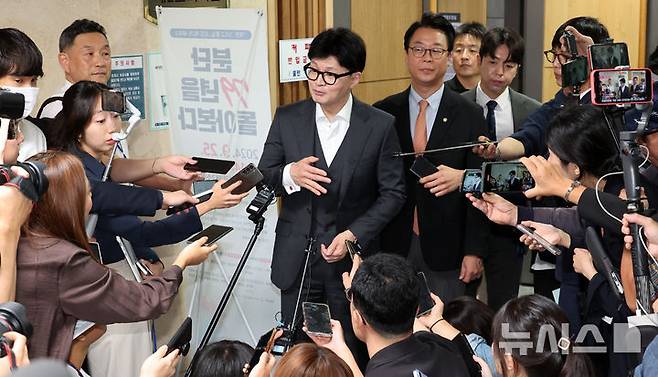 [서울=뉴시스] 조성우 기자 = 한동훈 국민의힘 대표가 25일 오후 서울 여의도 국회 의원회관에서 열린 북한 그리고 통일 포럼 제2차 세미나를 마치고 나와 취재진 질문에 답하고 있다. 2024.09.25. xconfind@newsis.com