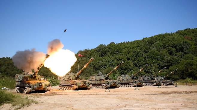 육군 제2군단은 24일부터 25일까지 이틀간 군단 내 감시·탐지·화력 자산을 통합한 합동 포탄사격 훈련을 실시했다. 2군단 제공