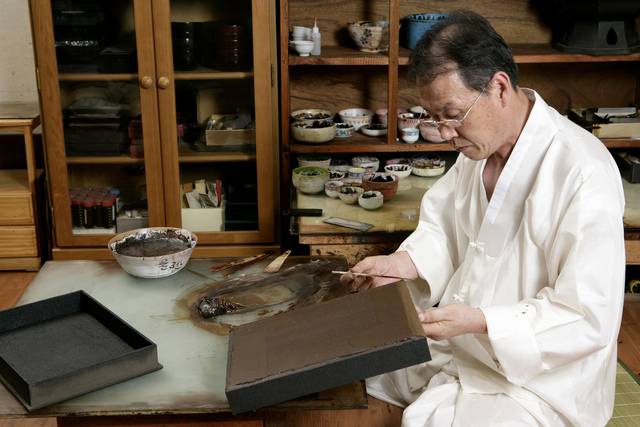 나무로 짠 가구나 기물 위에 무늬가 아름다운 전복이나 조개껍데기를 갈고 문양을 만들어 오려서 옻칠로 붙이는 기술 ‘나전장’(국가무형유산 제10호). 국가유산청