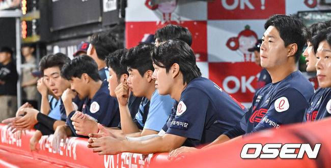 [OSEN=수원, 박준형 기자] KT가 5위 사수와 함께 롯데의 가을야구 탈락 트래직넘버를 소멸시켰다.&nbsp;프로야구 KT 위즈는 24일 수원KT위즈파크에서 열린 2024 신한 SOL뱅크 KBO리그 롯데 자이언츠와의 시즌 마지막 맞대결(16차전)에서 5-1로 승리했다.9회초 롯데 선수들이 굳은 표정으로 경기를 지켜보고 있다.  2024.09.24  / soul1014@osen.co.kr