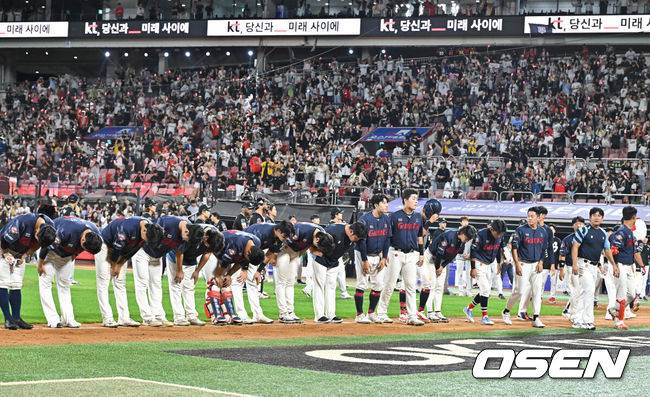 [OSEN=수원, 박준형 기자] KT가 5위 사수와 함께 롯데의 가을야구 탈락 트래직넘버를 소멸시켰다.&nbsp;프로야구 KT 위즈는 24일 수원KT위즈파크에서 열린 2024 신한 SOL뱅크 KBO리그 롯데 자이언츠와의 시즌 마지막 맞대결(16차전)에서 5-1로 승리했다.경기종료 후 가을야구 좌절된 롯데 선수들이 팬들에게 인사를 하고 있다.  2024.09.24  /