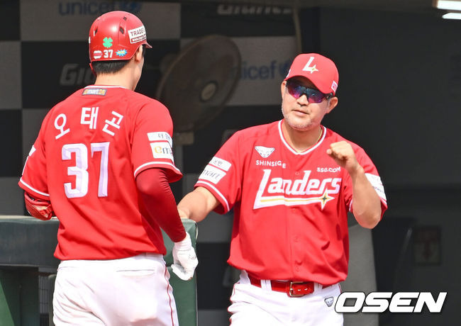 [OSEN=부산, 이석우 기자] 8일 부산 사직야구장에서 2024 신한 SOL 뱅크 KBO 리그 롯데 자이언츠와 SSG 랜더스의 경기가 열렸다. 홈팀 롯데는 반즈가 선발 출전하고 SSG는 엘리아스가 선발 출전했다.SSG 랜더스 오태곤이 4회초 2사 1루 중월 2점 홈런을 치고 이숭용 감독과 하이파이브를 하고 있다. 2024.09.08 / foto0307@osen.co.kr