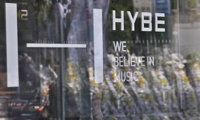 그룹 뉴진스 멤버들이 하이브에 민희진 전 어도어 대표 복귀를 요구하며 제시한 시한인 25일이 됐다. 원칙대로 대응하겠다는 기조를 강조했던 하이브가 어떤 답변을 내놓을지 관심이 집중된다. 사진은 이날 서울 용산구 하이브 사옥 모습. 연합뉴스