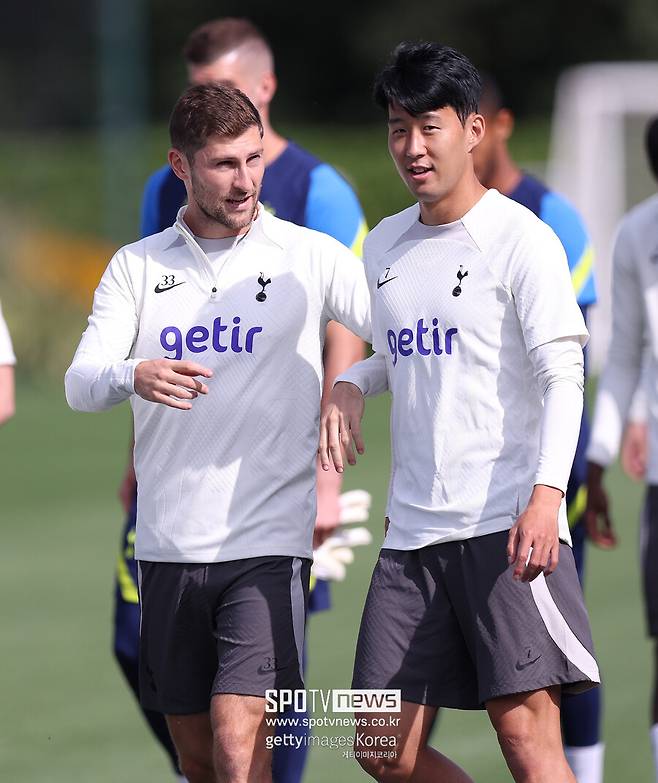 ▲ 손흥민이 팀 내에서 가장 친한 선수로 벤 데이비스를 꼽았다. 손흥민은 토트넘에 입단한 이래로 벤 데이비스와 계속해서 함께하고 있다. 또 손흥민은 데이비스 아들 랄프의 대부이기도 하다. 데이비스가 얼마나 손흥민에 대한 신뢰가 두터운지 알 수 있는 대목이다.