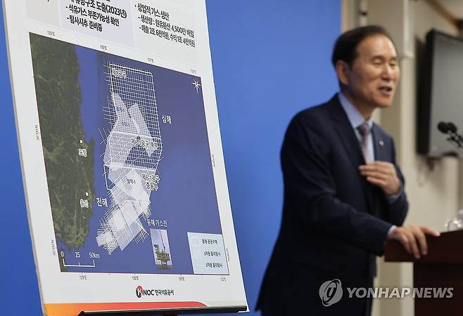 김동섭 사장, 동해 심해 가스전 개발 관련 브리핑 (세종=연합뉴스) 박동주 기자 = 김동섭 한국석유공사 사장이 지난 6월 19일 오후 정부세종청사 산업통상자원부 기자실에서 동해 심해 가스전 개발 현안과 관련해 브리핑을 하고 있다. 2024.6.19 pdj6635@yna.co.kr