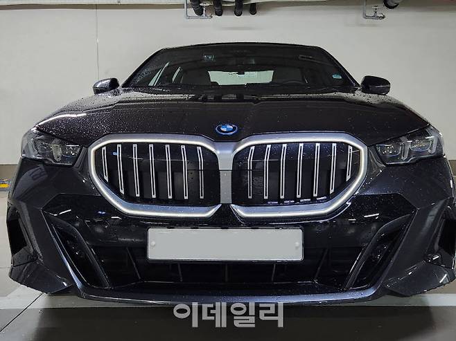 BMW 뉴 530e 전면부. 아이코닉 그릴이 눈에 띈다. (사진=이데일리 이다원 기자)