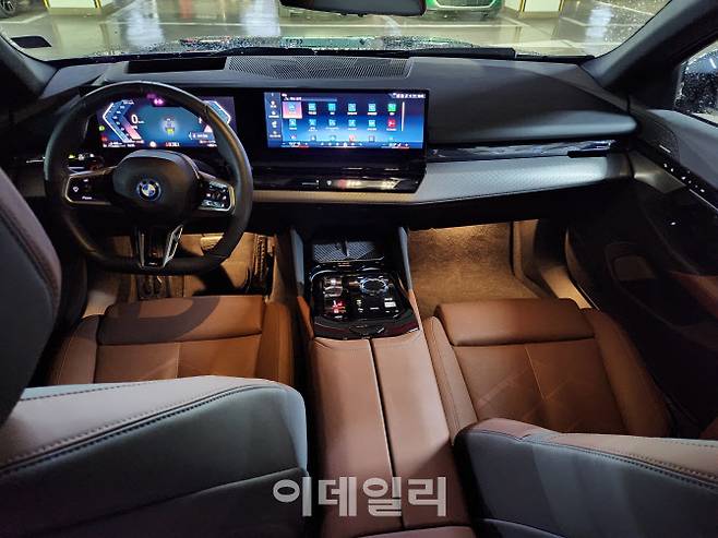 BMW 뉴 530e 1열. 넓은 디스플레이가 편리하다. 실내에는 크리스탈 내장재가 곳곳에 적용돼 고급스러움을 더한다. (사진=이데일리 이다원 기자)