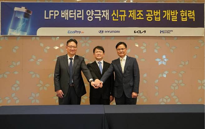 25일 대전광역시 선샤인호텔에서 열린 LFP 배터리 양극재 신규 제조 공법 개발 협력 킥오프회의에 참석한 임희중 현대제철 선행개발실 상무(왼쪽부터), 서준원 에코프로비엠 연구기획담당 전무, 정순준 현대자동차·기아 전동화구동재료개발실 상무.(사진=에코프로.)