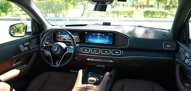 GLS 580의 실내. 전세대 S-클래스를 연상시키는 모습이 오히려 새롭게 다가온다.