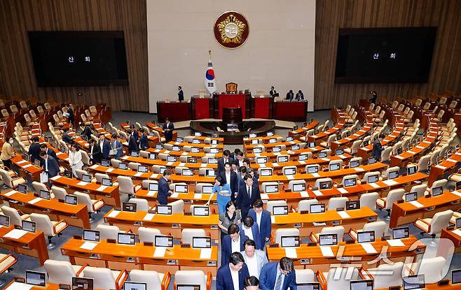 19일 오후 서울 여의도 국회에서 열린 제418회국회(정기회) 제8차 본회의에서 김건희 특검법, 채해병 특검법, 지역화폐법 표결을 마친 야당 의원들이 퇴장하고 있다. 2024.9.19/뉴스1 ⓒ News1 안은나 기자