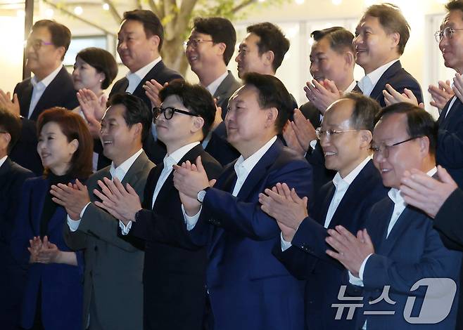 윤석열 대통령이 24일 용산 대통령실 앞 분수정원에서 국민의힘 지도부와의 만찬을 마치고 한동훈 대표, 추경호 원내대표 등과 박수를 치고 있다. (대통령실 제공) 2024.9.24/뉴스1 ⓒ News1 송원영 기자