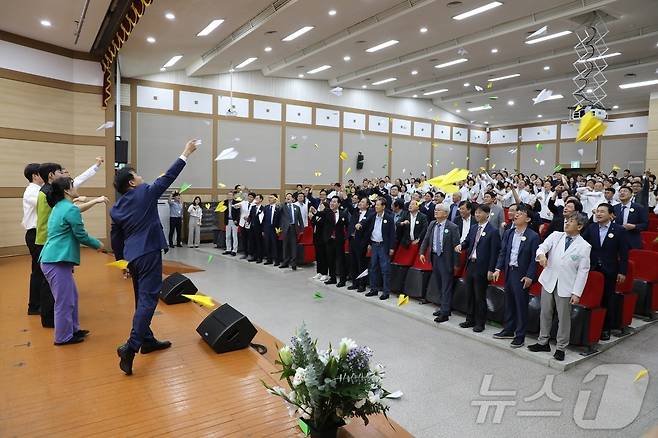 전남대학교병원이 26일 개최한 개원 114주년 기념식에서 전 직원들이 희망을 담아 날려 보내자는 의미로 종이비행기를 날리는 ‘희망을 날리다’ 퍼포먼스를 하고 있다.(전남대병원 제공) 2024.9.26