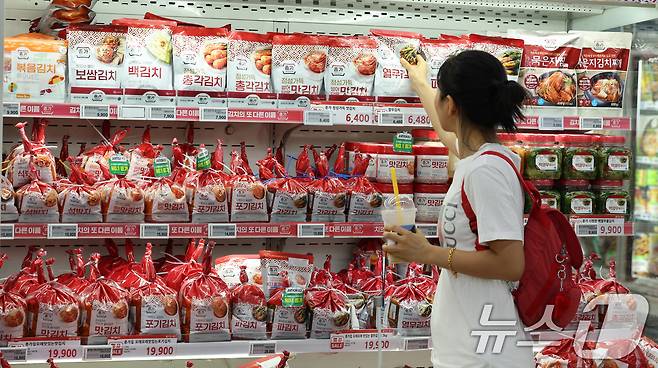 지난달 서울의 한 대형마트에서 한 시민이 종가 김치를 고르고 있다. 2024.8.28/뉴스1 ⓒ News1 신웅수 기자