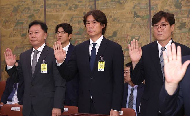 선서하는 홍명보 감독과 이임생 기술총괄이사

    (서울=연합뉴스) 신준희 기자 = 홍명보 축구 국가대표팀 감독과 이임생 대한축구협회 기술총괄이사가 24일 서울 여의도 국회에서 열린 문화체육관광위원회 전체회의에서 증인선서를 하고 있다. 2024.9.24