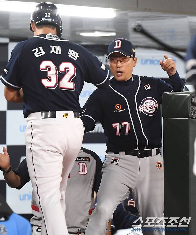 26일 부산 사직구장에서 열린 두산과 롯데의 경기. 1회초 1사 2, 3루 두산 강승호의 내야땅볼 때 득점한 김재환이 이승엽 감독의 환영을 받고 있다. 부산=정재근 기자 cjg@sportschosun.com/2024.9.26/