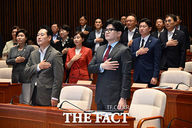 한동훈 국민의힘 대표와 추경호 원내대표는 26일 국회 본회의를 앞두고 더불어민주당 주도의 방송4법, 노란봉투법, 전 국민 25만 원 지원법을 막아야한다고 주장했다. /남윤호 기자