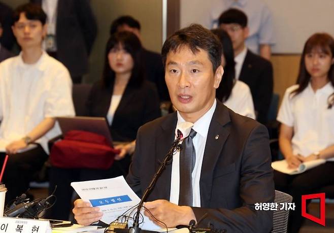 이복현 금융감독원장이 26일 가상자산 거래소 최고경영자(CEO)들과 만나 "불공정거래 혐의 발견시 감독당국의 모든 조사 역량을 집중해 무관용 원칙에 따라 엄중한 책임을 물을 것"이라고 밝혔다. 사진은 지난 12일 '자본시장 선진화를 위한 열린 토론'에 참석한 이복현 금융감독원장. 사진=허영한 기자 younghan@