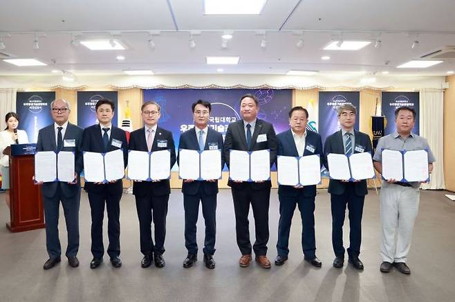 사천시－경상국립대, 우주항공기술경영학과 비전 선포식 단체 사진.