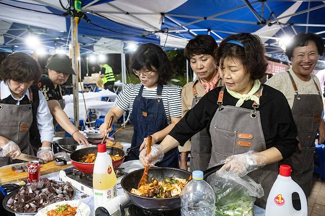 가을축제가 한창인 지난 25일 저녁 대구대 글로컬라이프대학의 주막에서 어머니 또래의 학생들이 음식을 만들고 있다./대구대