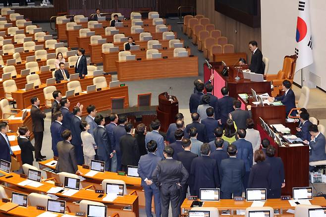 추경호 국민의힘 원내대표 등 의원들이 26일 오후 서울 여의도 국회에서 열린 제418회국회(정기회) 제9차 본회의에서 방송 4법과 '전 국민 25만원 지원법'(민생회복지원금지급 특별조치법), '노란봉투법'(노동조합·노동관계조정법 개정안)에 재의의 건이 부결된 것에 대해 더불어민주당 의원들이 나가자 우원식 의장이 잠시 대기하는 것에 대한 항의를 하고 있다. /뉴시스