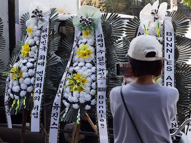 25일 서울 용산구 하이브 사옥 앞에 놓여진 팬들이 보낸 근조화환. /뉴스1