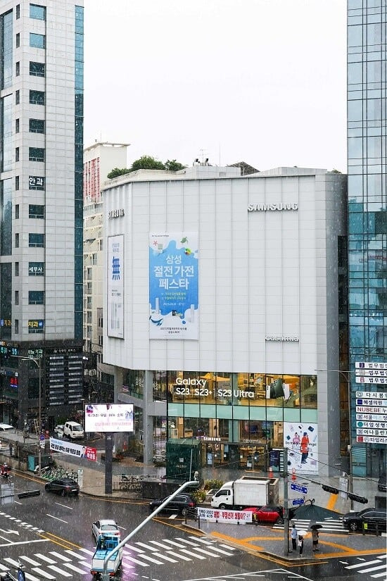 한국 마사회 소유 토지에 있는 삼성스토어 서초 매장./연합뉴스