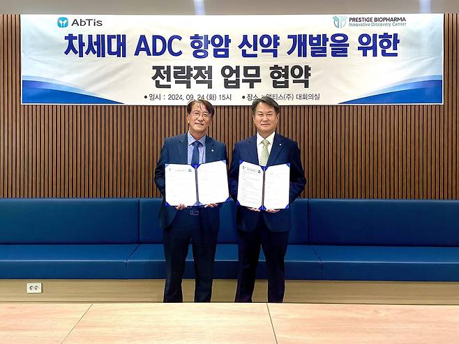 한태동 앱티스 대표(왼쪽)와 고상석 프레스티지바이오파마IDC 대표가 항체약물접합체(ADC) 신약 개발을 위한 업무협약 후 기념촬영을 한 모습./프레스티지바이오파마