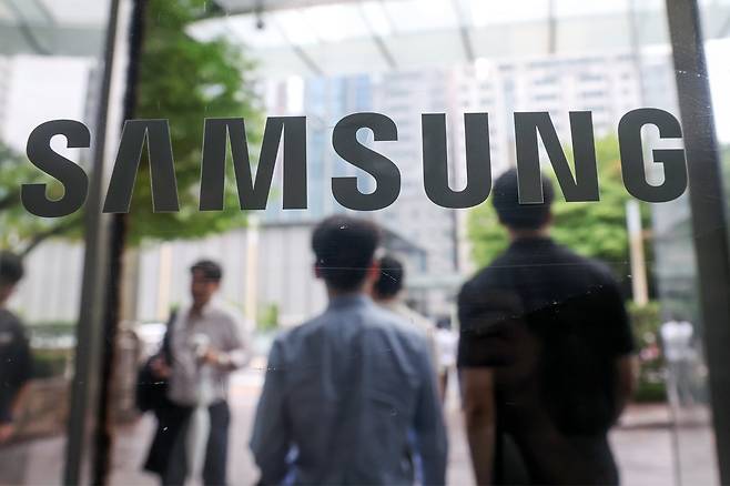 서울 서초구 삼성전자 서초사옥 로비에서 직원들이 오가고 있다./뉴스1