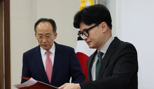 국민의힘 한동훈 대표와 추경호 원내대표가 26일 오전 서울 여의도 국회에서 열린 최고위원회의에 참석하고 있다. 연합뉴스