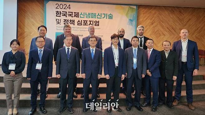 26일 오전 10시30분 일산 킨텍스(KINTEX) 제1전시장 세미나실에서 열린 '2024 국제 신냉매 신기술 정책 심포지움' 개회식에서 주요 인사들이 단체 기념사진을 촬영하고 있다.ⓒKTC