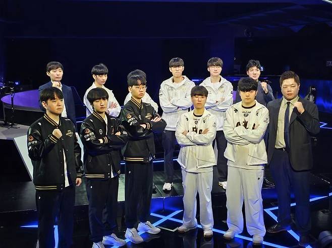 26일 서울 종로구 LCK 아레나에서 열린 '2024 리그오브레전드(LoL) 월드 챔피언십' 기자간담회에서 한화생명e스포츠·젠지 e스포츠·디플러스 기아(DK)·T1 4개 팀 감독과 선수가 포즈를 취하고 있다. ⓒ데일리안 황지현 기자