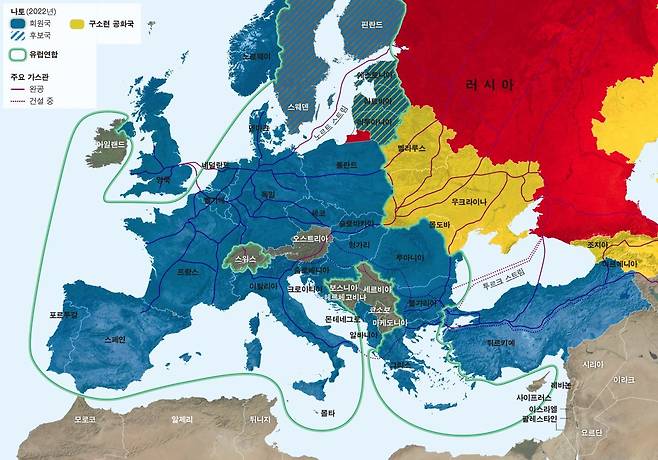 ‘지도로 보아야 보인다’에서 러시아와 북대서양조약기구(NATO·나토) 가입국들.  나토 가입국이 러시아의 서쪽을 압박하는 가운데  우크라이나가 그 사이에 있다. 러시아가 우크라이나를 침공하자 스웨덴과 핀란드도 나토에 가입했다.  사이 제공