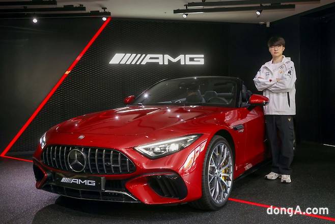 페이커 이상혁 선수가 벤츠로부터 선물로 받은 메르세데스-AMG SL63 4매틱+와 기념사진을 촬영하고 있다.