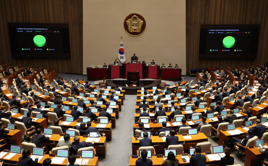 26일 국회에서 열린 본회의에서 '딥페이크 성폭력 방지법'(성폭력범죄처벌특례법)이 통과되고 있다. [연합뉴스]