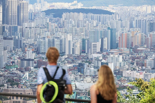 서울 남산에서 바라본 시내 아파트 단지 모습.<연합뉴스>