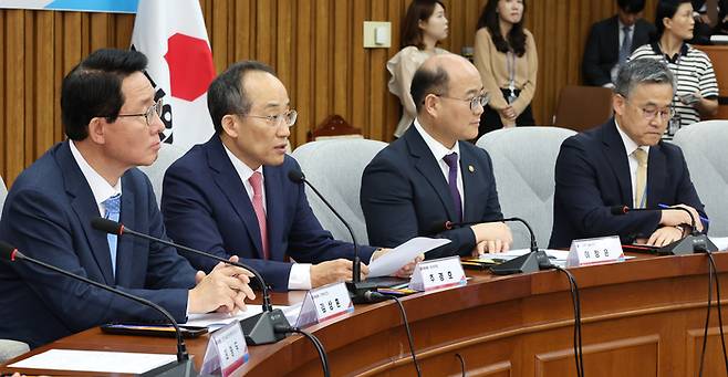 국민의힘 추경호 원내대표(왼쪽 두번째)가 26일 오전 국회에서 열린 이공계 활성화를 위한 당정협의회에서 발언하고 있다.