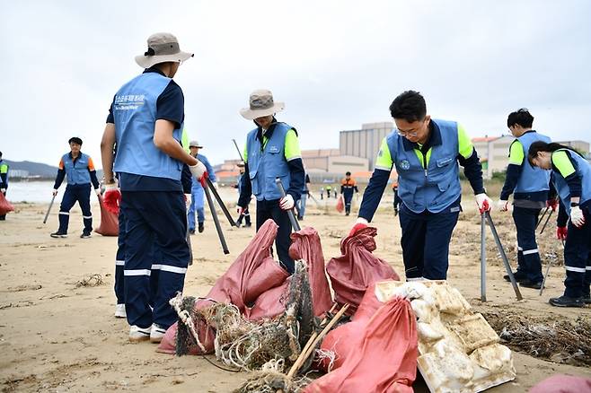 포스코퓨처엠 임직원들이 '나눔의 달'을 맞아 24일 포항 청림해변에서 해양 쓰레기 수거활동을 진행하고 있다. (포스코퓨처엠 제공)