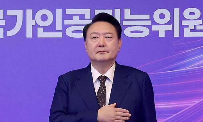 윤석열 대통령이 26일 서울 광화문 포시즌스호텔에서 열린 대통령 직속 국가인공지능위원회 출범식 및 1차 회의에 참석, 국기에 경례하고 있다. 대통령실사진기자단