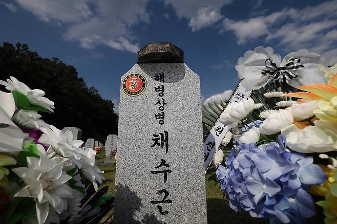 고 채상병 동기 해병대 1292기 전역일인 26일 오후 대전 유성구 국립대전현충원 고 채 상병 묘비 위에 전역 모자가 올려져 있다. 채 상병 동기가 보내온 편지엔 “항상 하늘은 의로운 사람을 먼저 데려가는 것 같아.”라며 함께 전역하지 못한 안타까움을 전했다. 해병대예비역연대 회원들은 전역복과 전역 모자, 편지 등을 가지고 묘역을 찾아 그를 추모했다. 김봉규 선임기자 bong9@hani.co.kr