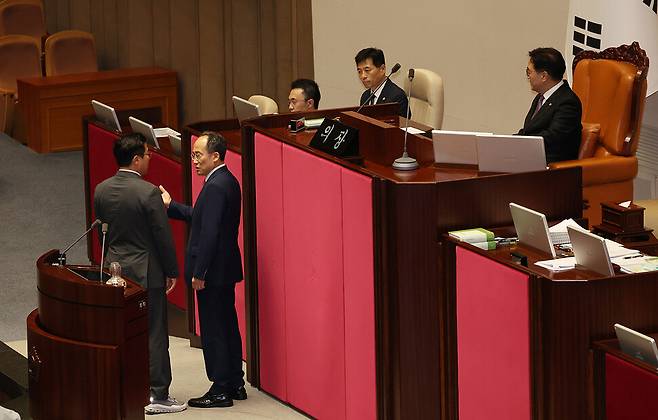 26일 오후 서울 여의도 국회에서 열린 본회의에서 여당 추천 몫인 한석훈 국가인권위원 선출안이 부결되자 국민의힘 의원들이 여야 합의안인데 부결했다며 항의하자 우원식 국회의장 중재 아래 양당 원내대표가 대화하고 있다. 신소영 기자 viator@hani.co.kr