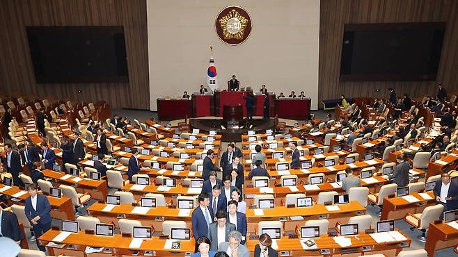 재표결 법안 부결에 퇴장하는 야당