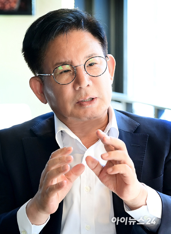 박강수 마포구청장이 지난 23일 오후 서울 마포구 홍대걷고싶은거리 버스킹존 인근에서 진행된 아이뉴스24와 대담 인터뷰를 갖고 있다. [사진=정소희 기자]